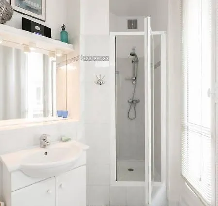 Charming Bedroom Homestay Paris