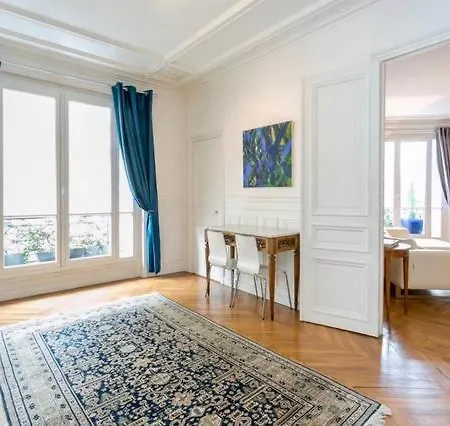 Charming Bedroom Homestay Paris