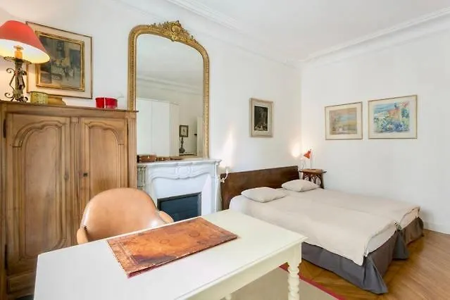 Проживание в семье Charming Bedroom