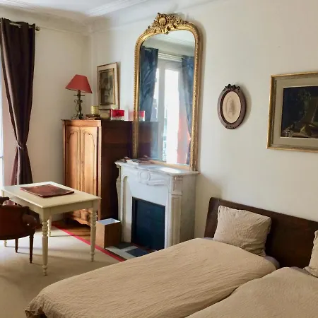 Charming Bedroom باريس